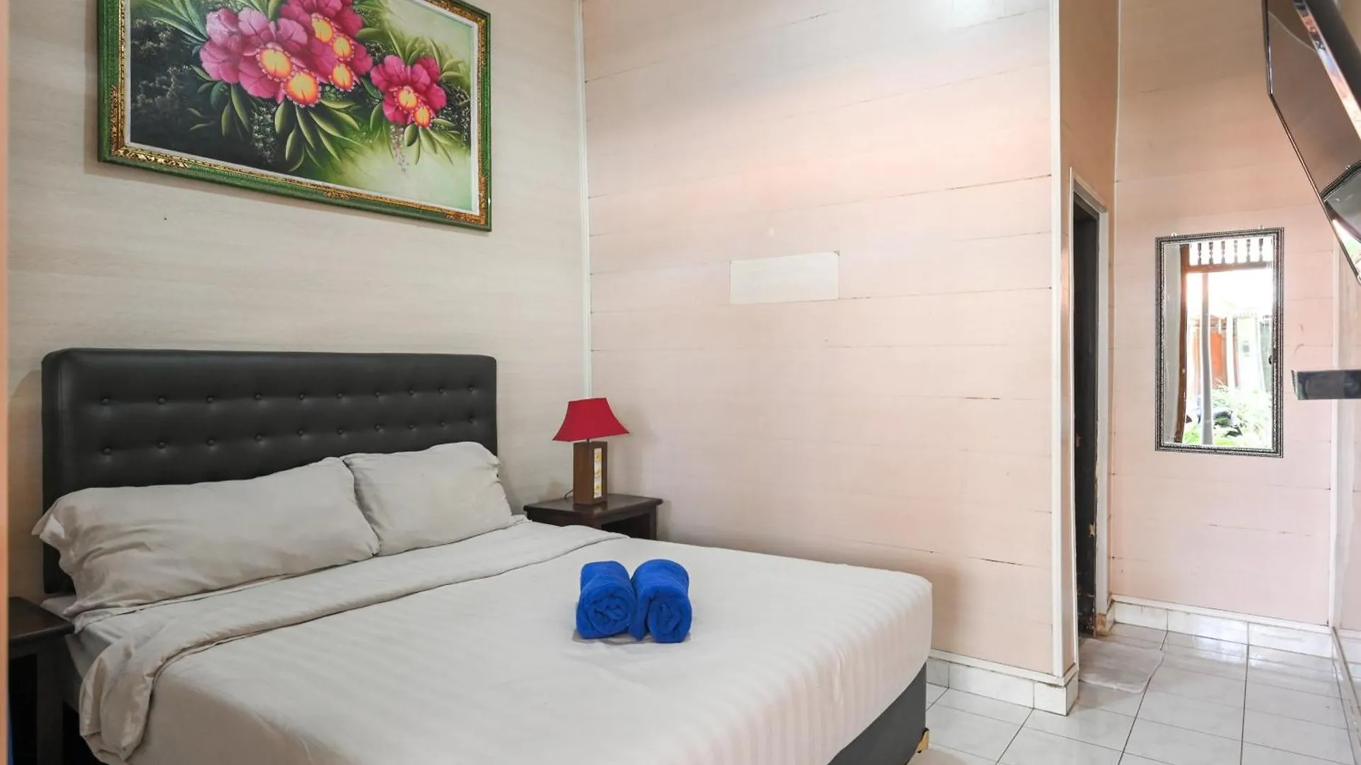 Ceria Guesthouse Seminyak Mitra Reddoorz Hotel