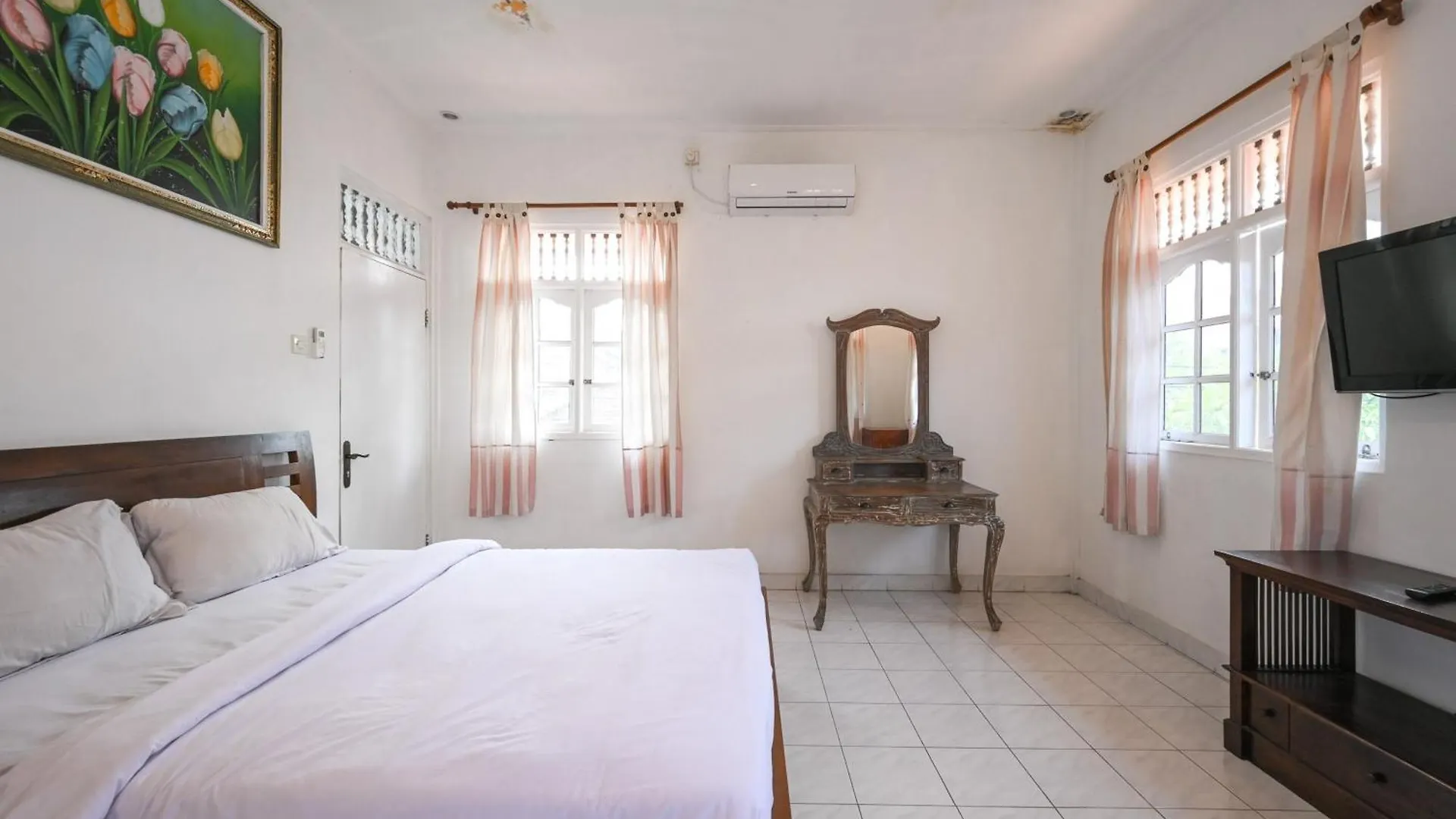 Hotel Ceria Guesthouse Seminyak Mitra Reddoorz